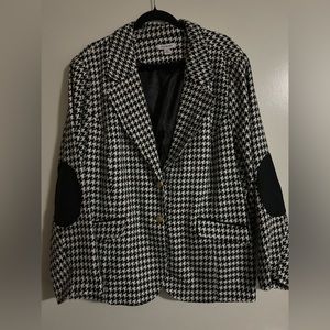 Joan Rivers Houndstooth pattern blazer. Size 28w.
